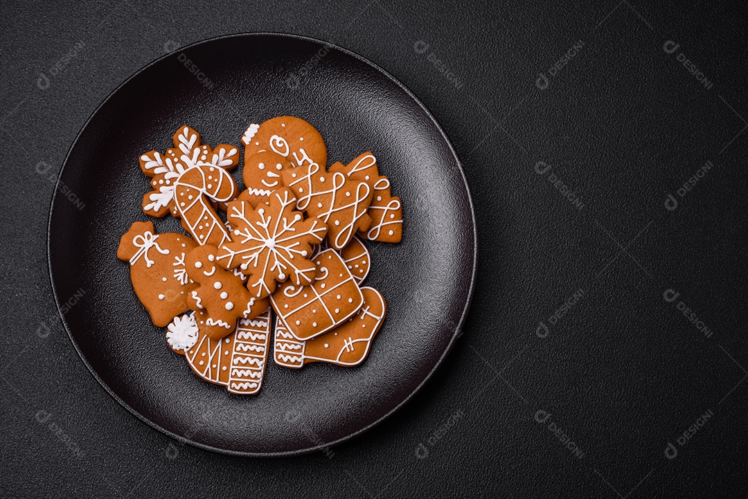 Deliciosos biscoitos de gengibre com mel, gengibre e canela. Composição de inverno