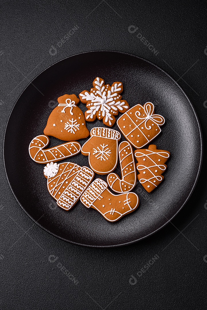 Deliciosos biscoitos de gengibre com mel, gengibre e canela. Composição de inverno