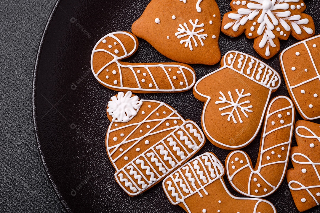 Deliciosos biscoitos de gengibre com mel, gengibre e canela. Composição de inverno
