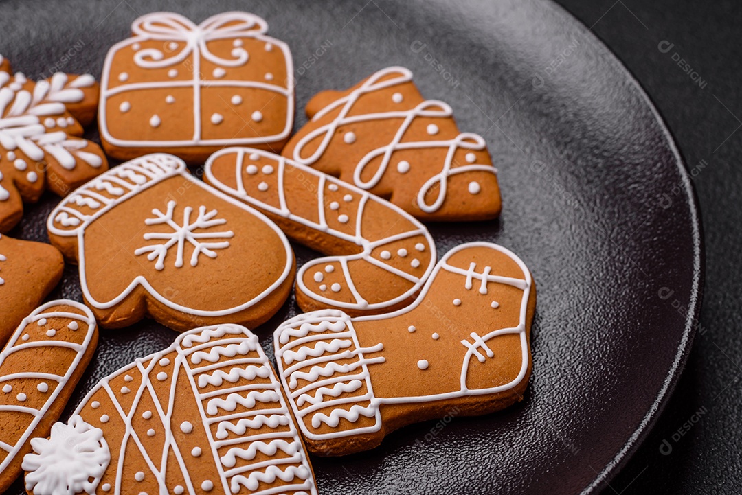 Deliciosos biscoitos de gengibre com mel, gengibre e canela. Composição de inverno