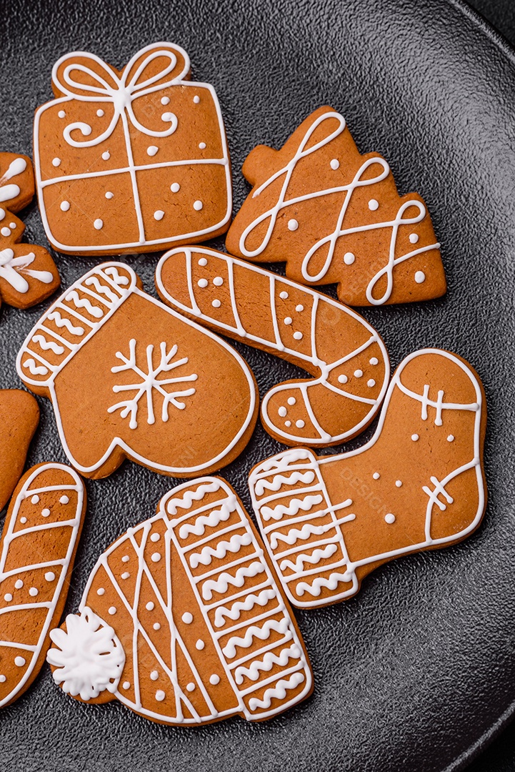 Deliciosos biscoitos de gengibre com mel, gengibre e canela. Composição de inverno