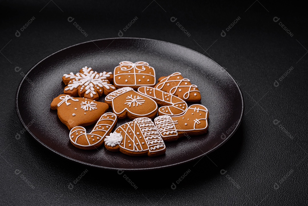 Deliciosos biscoitos de gengibre com mel, gengibre e canela. Composição de inverno