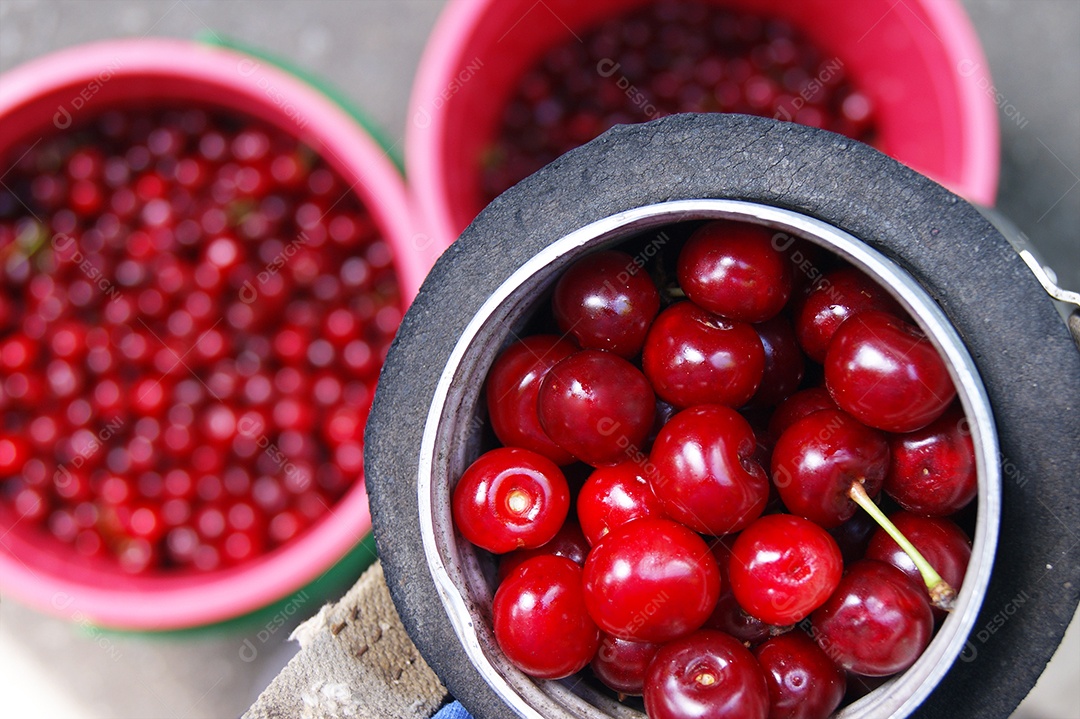 Baldes cheios de cerejas frescas maduras