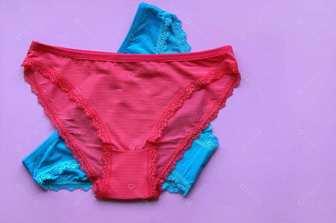 Calcinhas rosa e azul sobre fundo lilás
