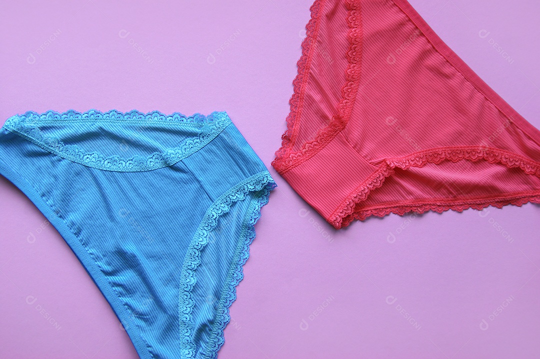 Calcinha azul e rosa sobre fundo lilás