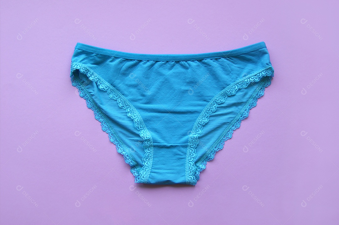 Calcinha azul sobre fundo lilás