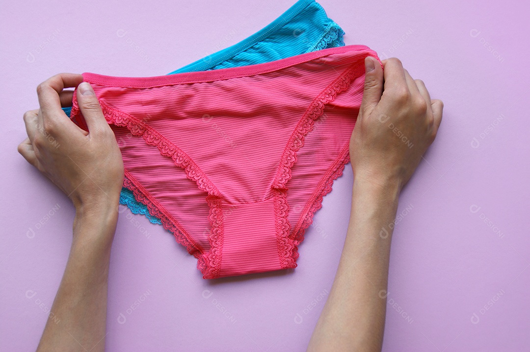 Conjunto de calcinhas femininas em um fundo rosa