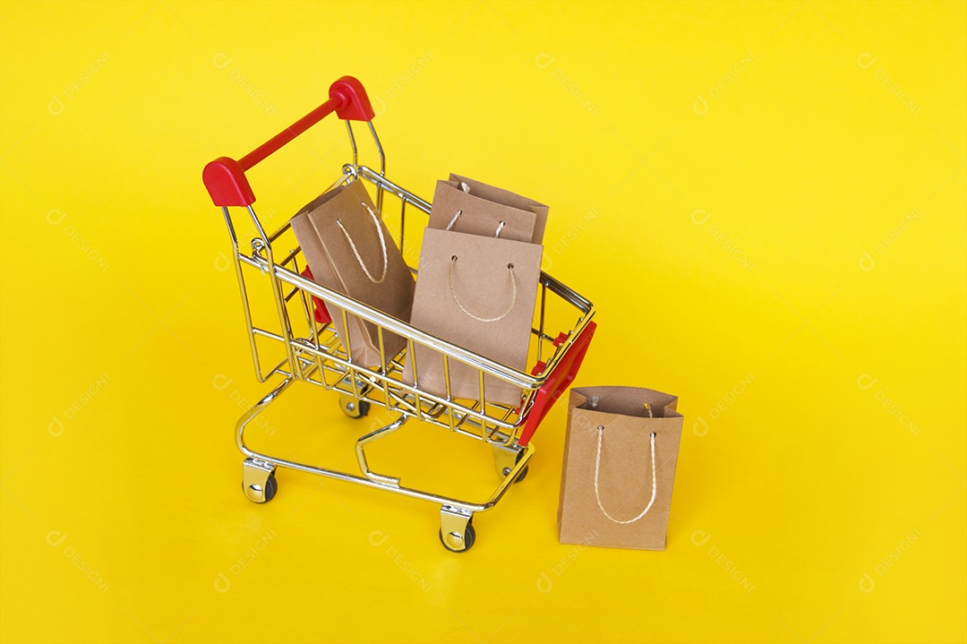 Carrinho de compra cheios de sacolinhas de compra