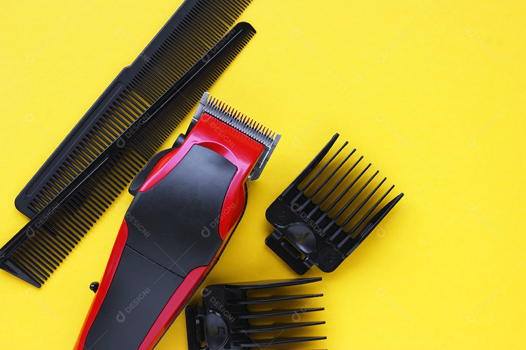 Pentes finos de pentear e maquina de cortar cabelos com pentes ao lado