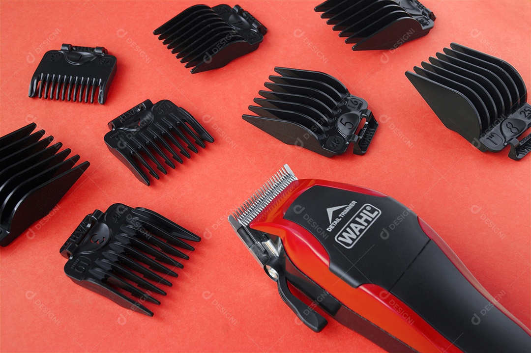 Maquina de cortar cabelo com vários pentes