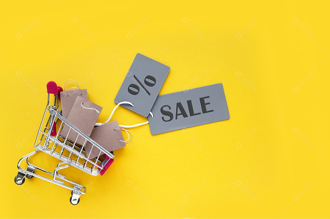 Carrinho de compra com sacolas etiquetadas