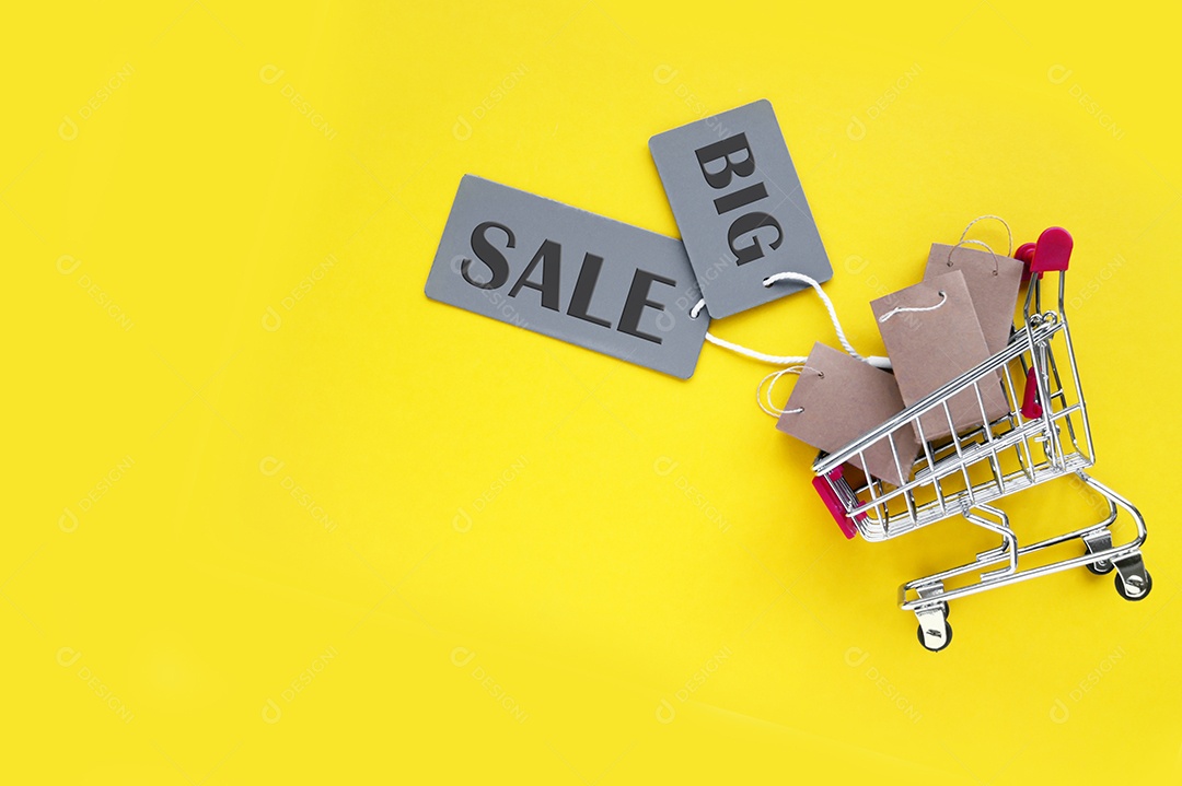 Carrinho com sacolas dentro e etiquetas com informativo