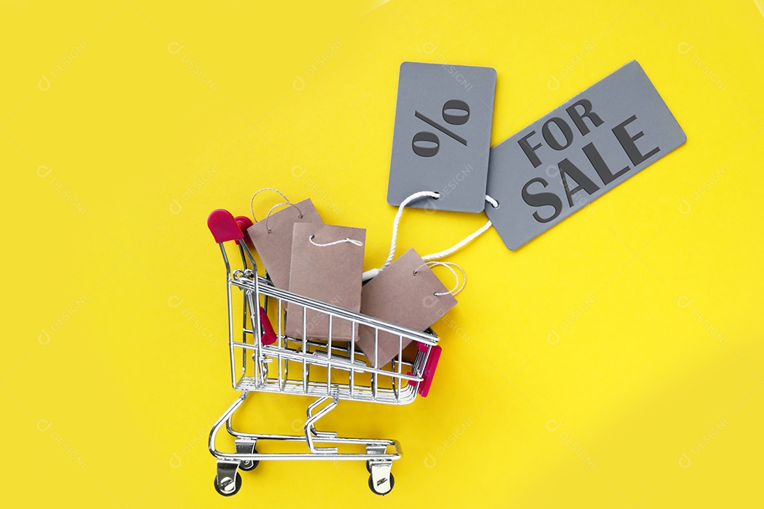 Carrinho com sacolas dentro e etiquetas com informativo de venda