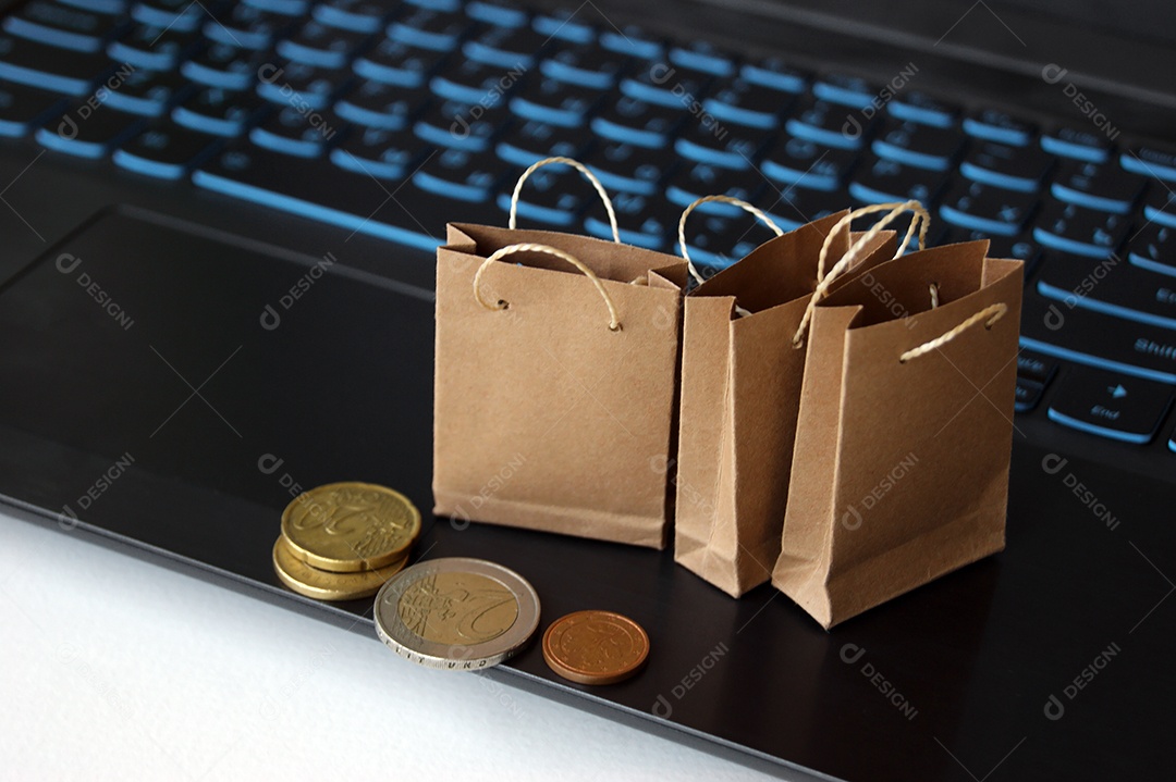 Retrato indicando compras online