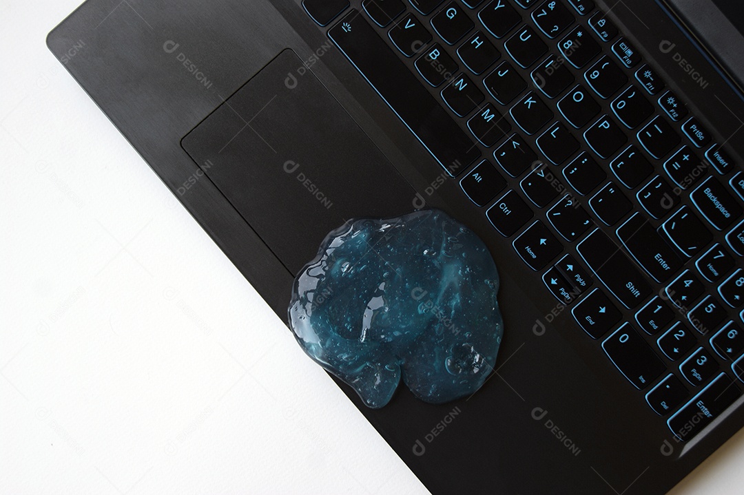 Teclado de notebook com gel de limpeza em cima