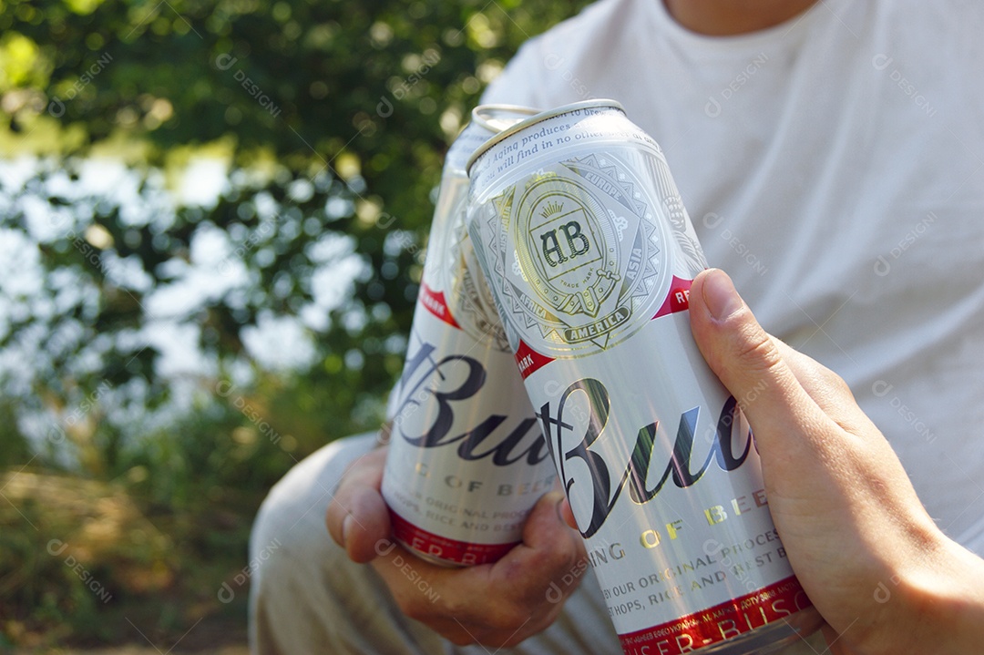 Duas pessoas brindando com cerveja