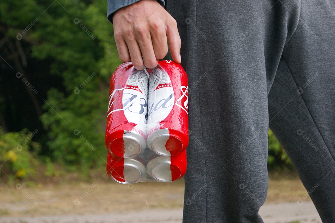 Caixa de budweiser em mão masculina