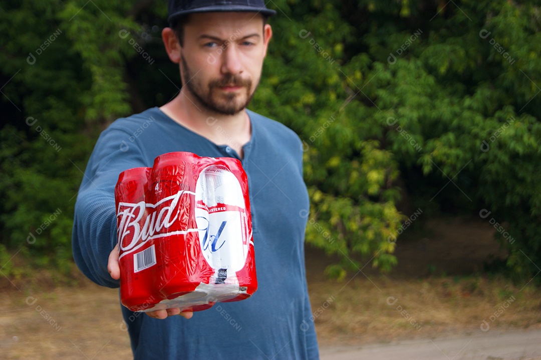 Homem segurando caixa de cerveja budweiser