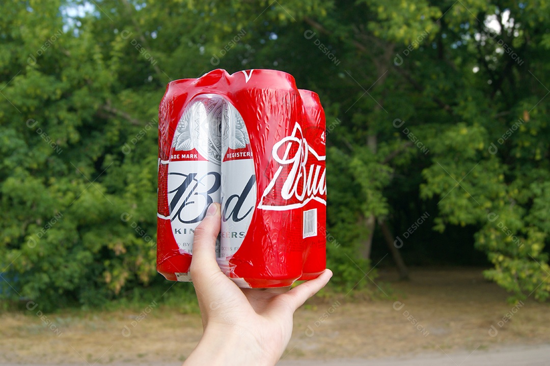 Caixa de cerveja Budweieser sobre fundo de natureza