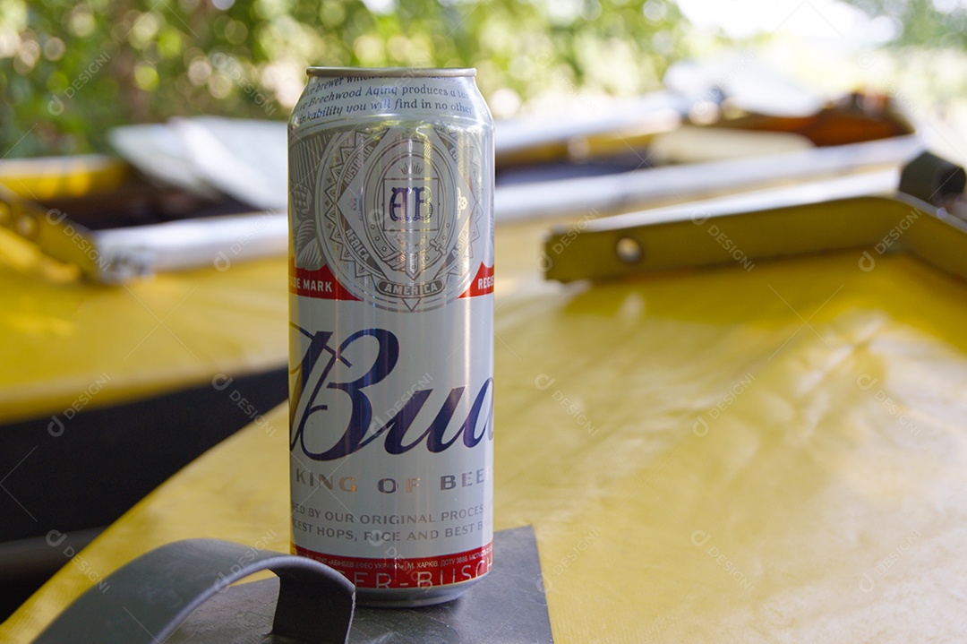 Lata de cerveja em cima de caiaque amarelo