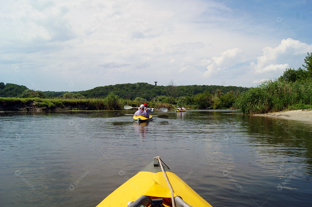 Família navegando de caiaque