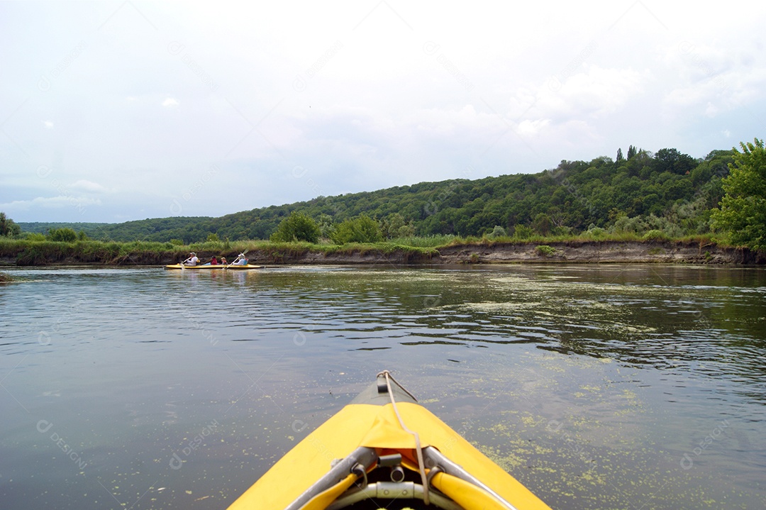 Caiaque em rio com matas verdes aos lados