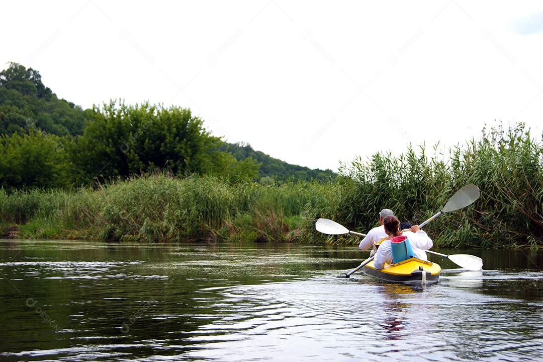 Pessoas navegando de caiaque no rio