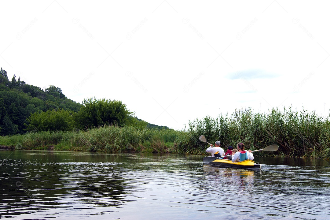 Retrato de pessoas navegando de caiaque