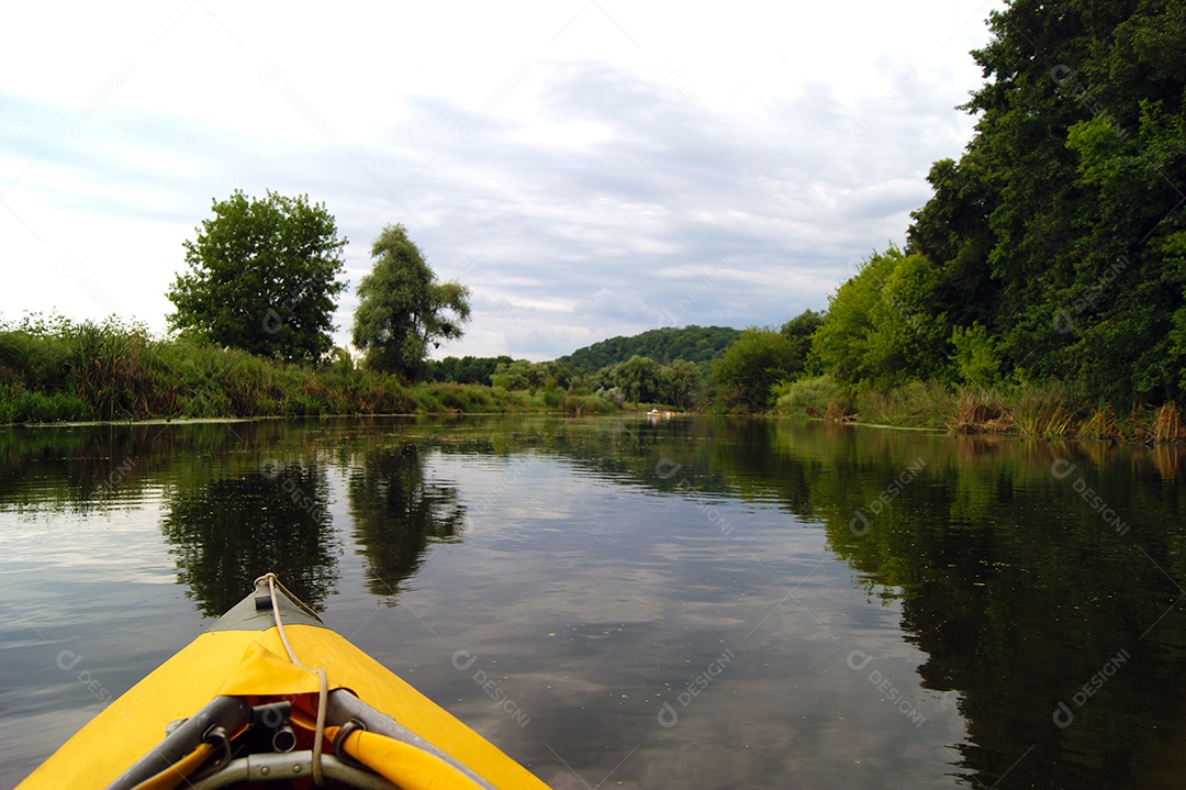 Caiaque em rio com matas verdes aos lados