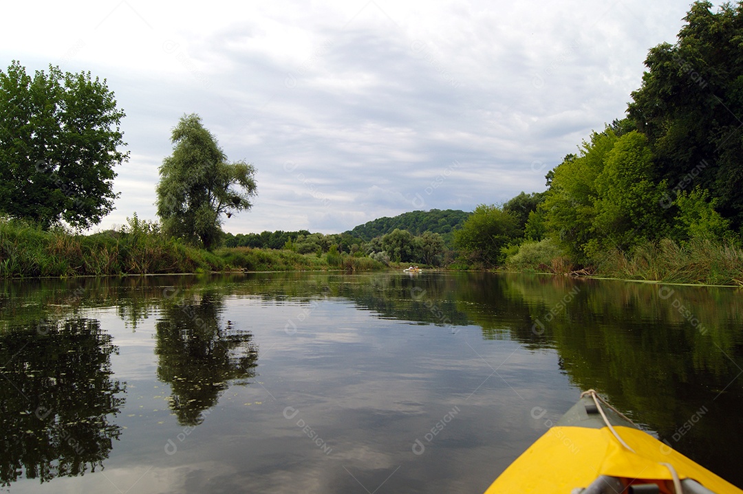 Caiaque em rio com matas verdes aos lados