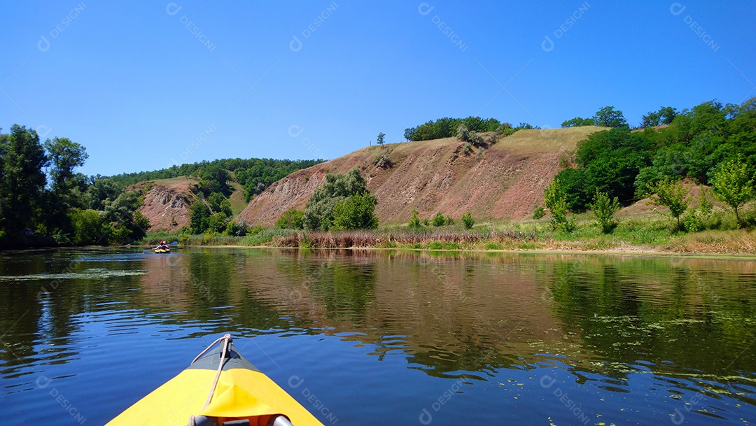 Nariz de caiaque com paisagem de montanhas verdes e lago