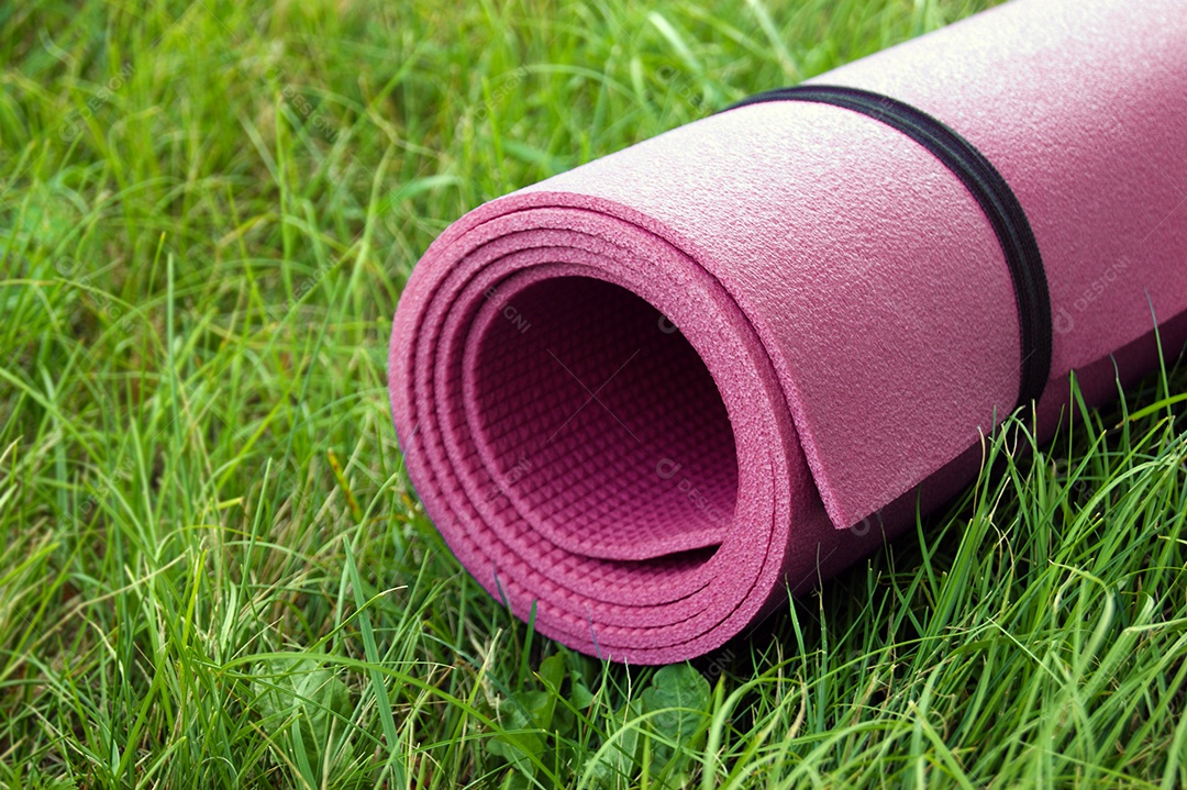 Tapete de ioga sobre gramado