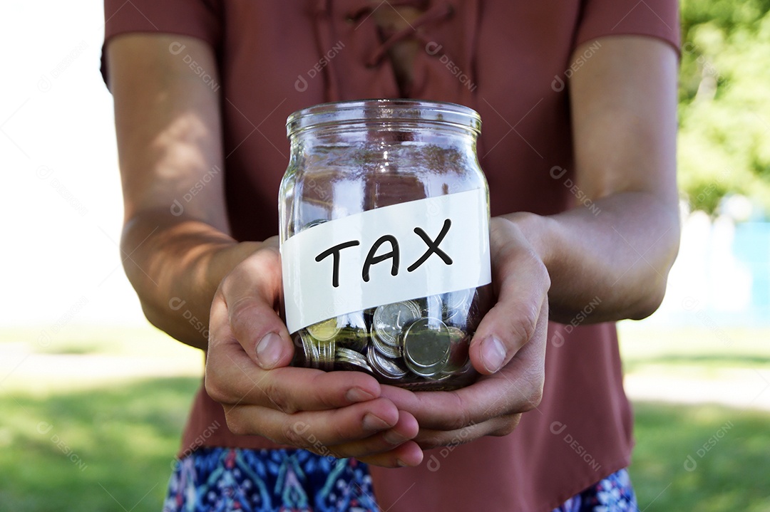 Frasco de vidro com moedas e inscrito a palavra imposto