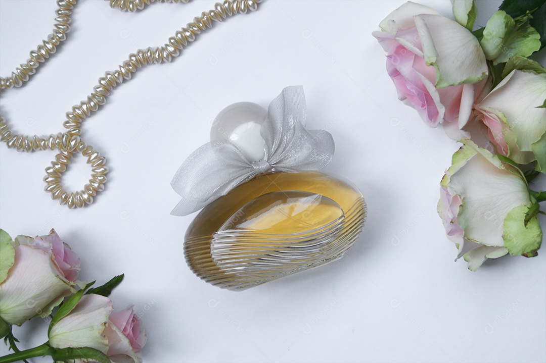 Flores pérolas perfume sobre fundo branco