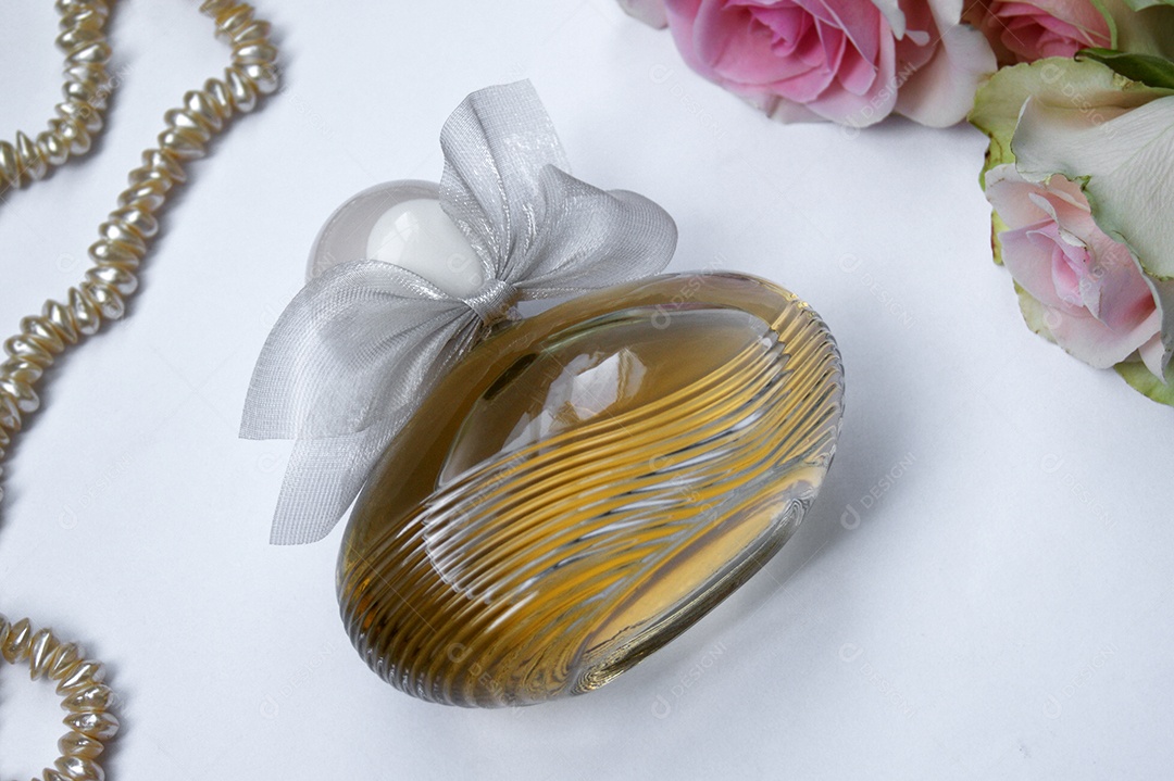 Corrente de pérolas perfume e flores