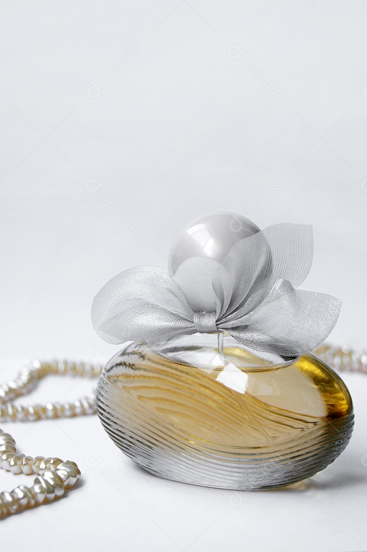 Perfume design lindo e corrente de pérolas