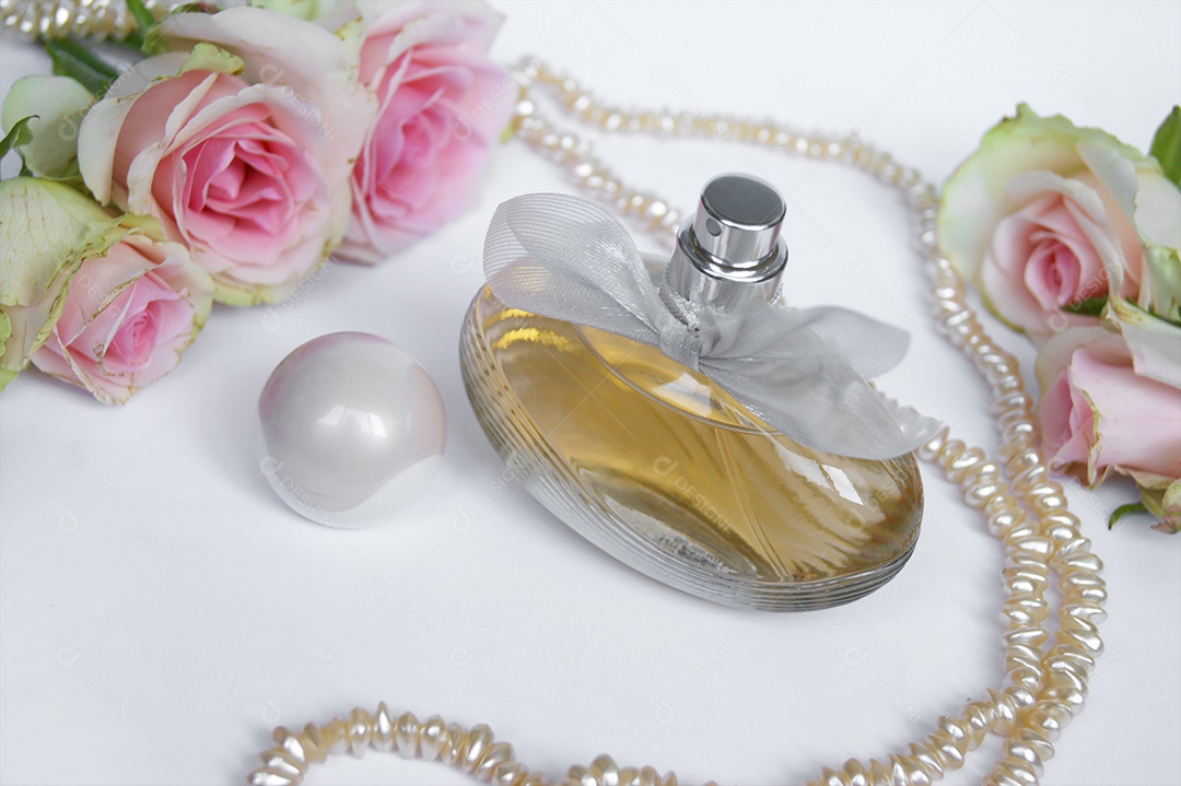 Frasco de perfume com pétalas de rosa pérolas