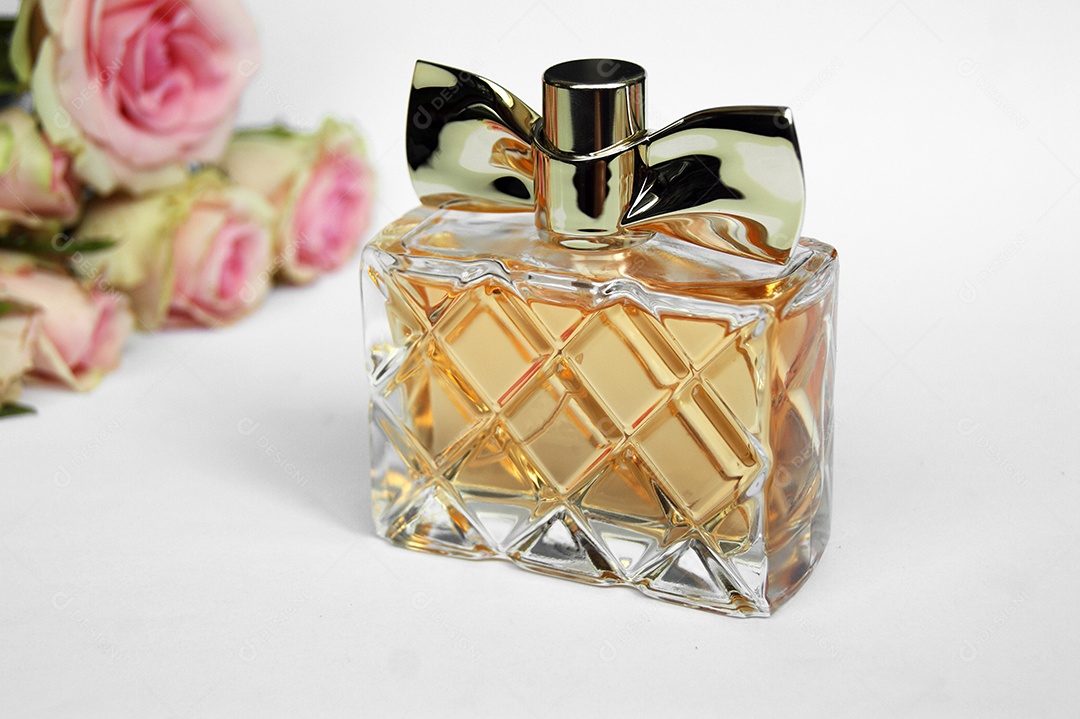 Perfume com detalhe de laço em tampa e flores ao lado