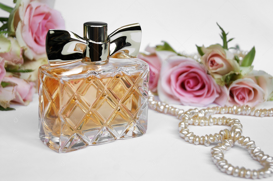 Frasco de perfume com pétalas de rosa pérolas