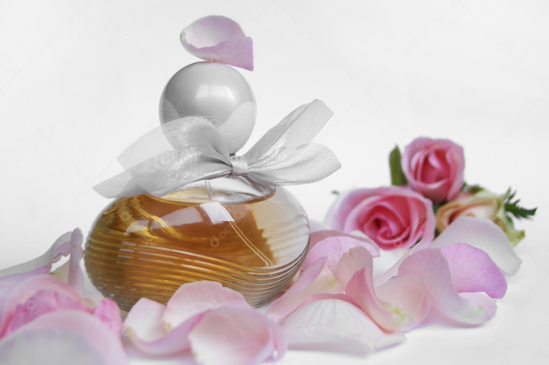 Perfume de frasco detalhado rodeado de pétalas de rosas