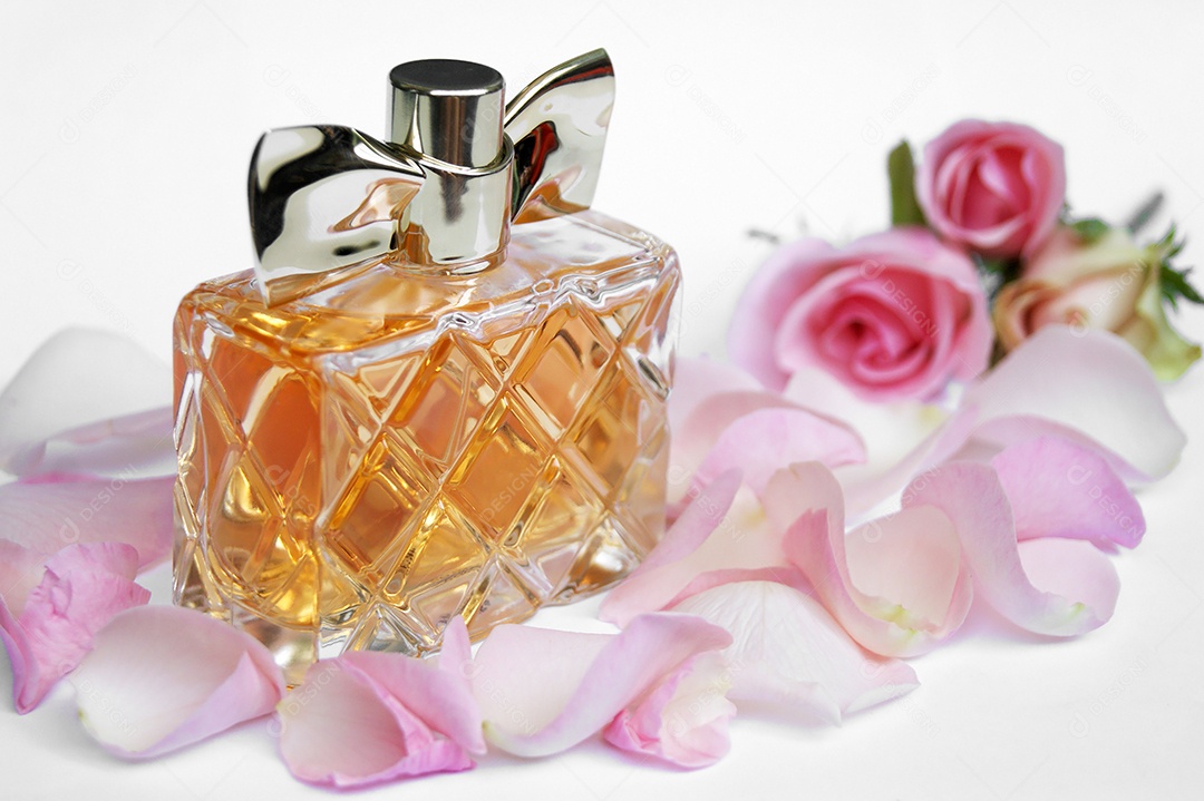 Perfume rodeado de pétalas de rosas e flores