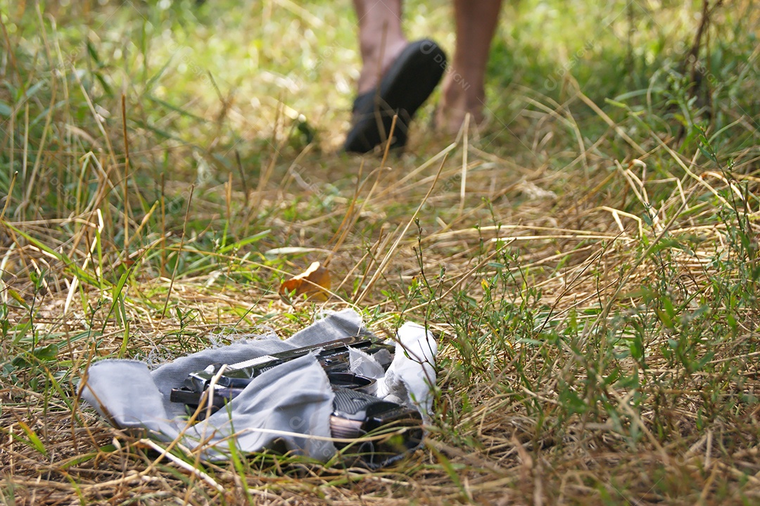 Arma deixada em possível local de crime