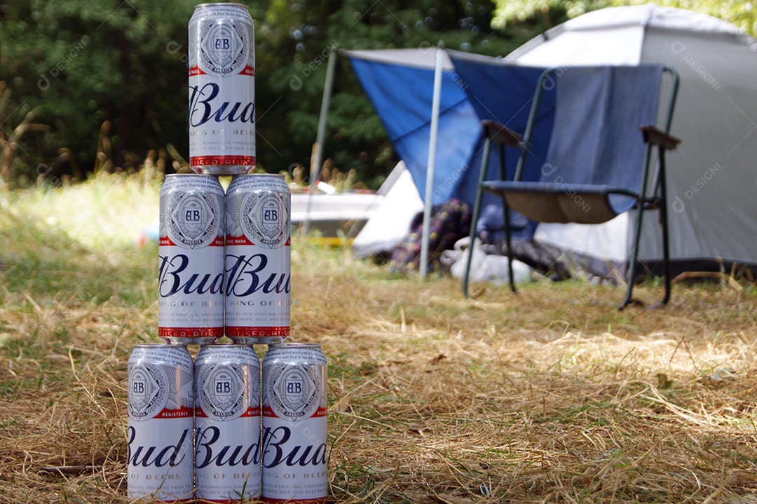 Várias latas de cerveja empilhadas