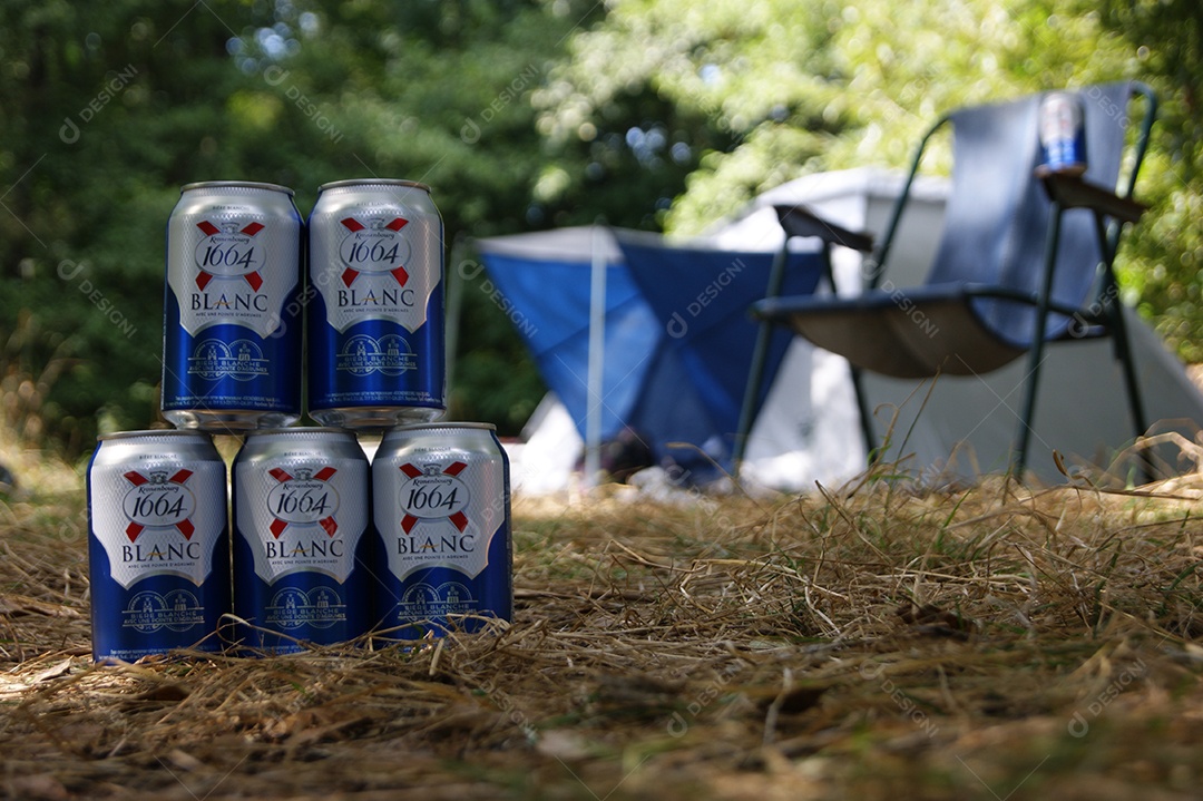 Latas empilhadas de cerveja light black