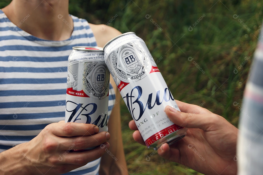 Dois jovens brindando com cerveja budweiser