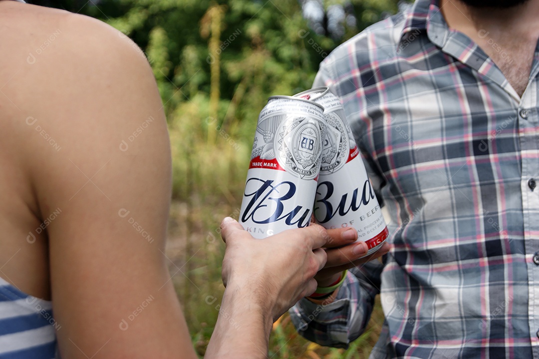 Brinde com duas cervejas budweiser