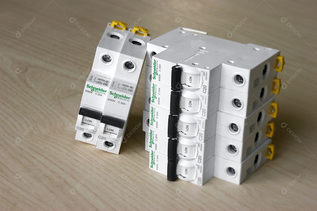 Disjuntores juntos em fundo de madeira clara