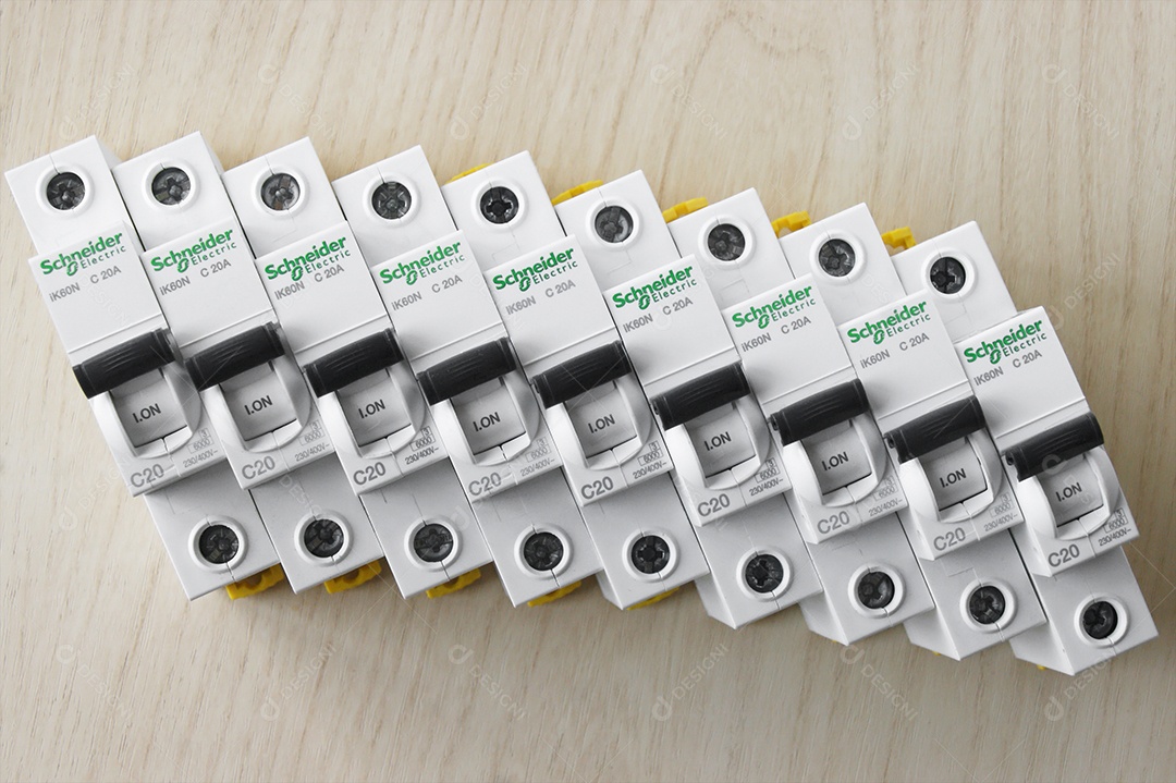 Vários disjuntores juntos sobre fundo de madeira claro