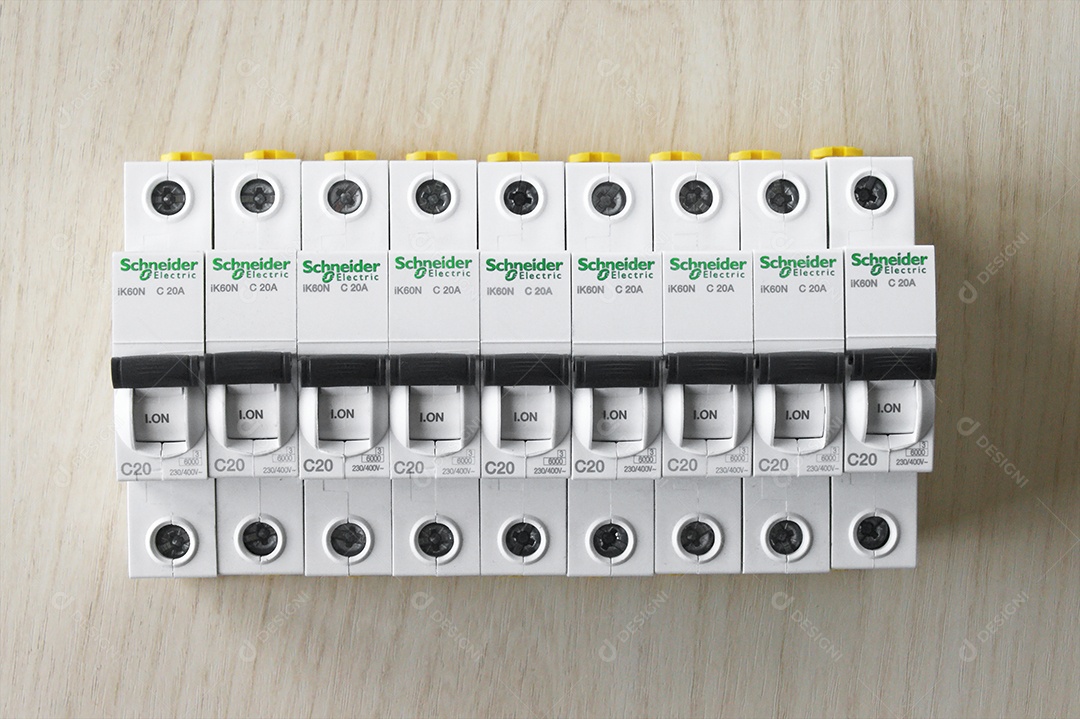 Vários disjuntores juntos sobre fundo de madeira claro