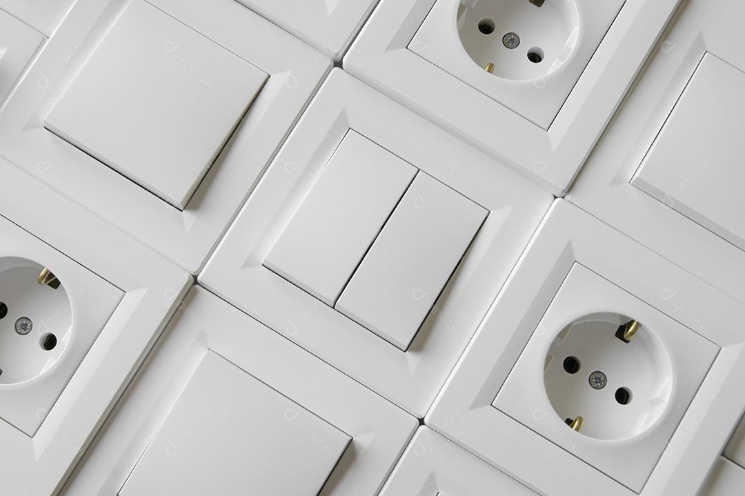 Diversas tomadas e interruptores de luz